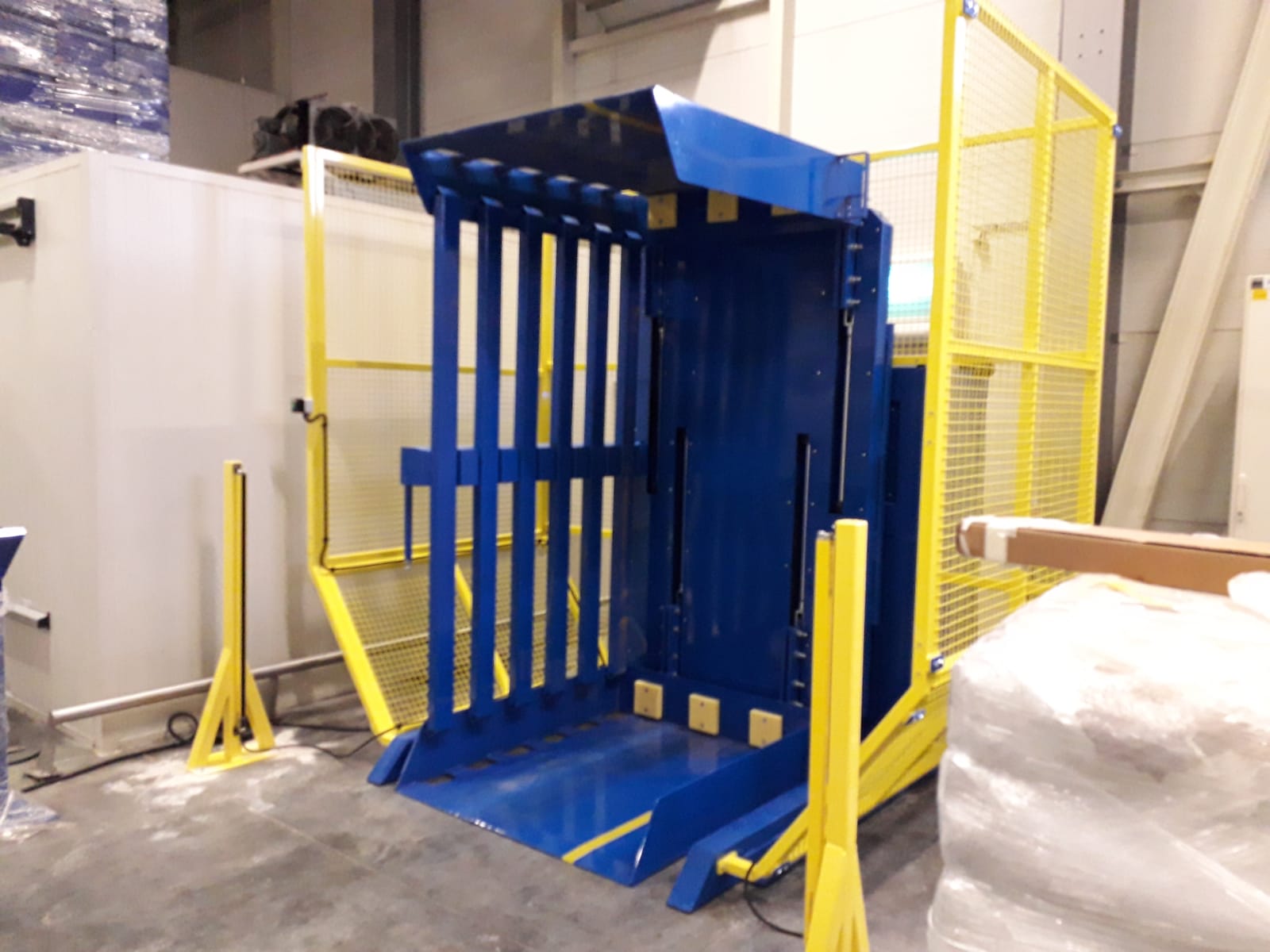 automated pallet inverter